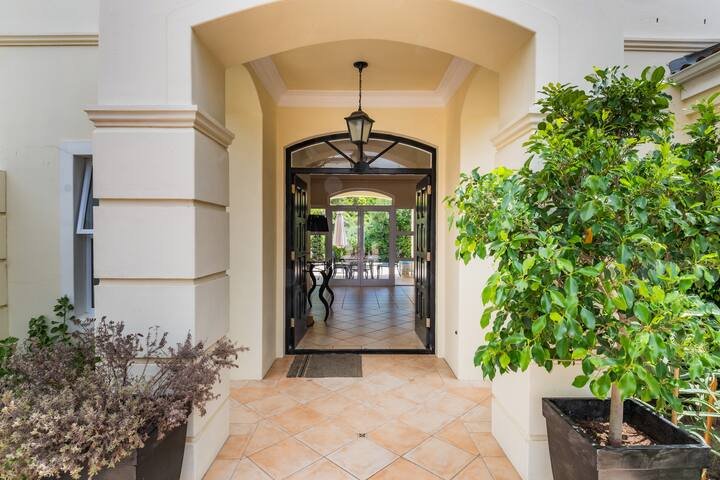 To Let 4 Bedroom Property for Rent in Hout Bay Western Cape